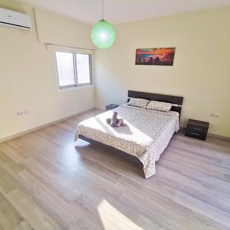 Beach-A-Holic Apartment, 2 Min Distance From Larnaca Marina Ngoại thất bức ảnh